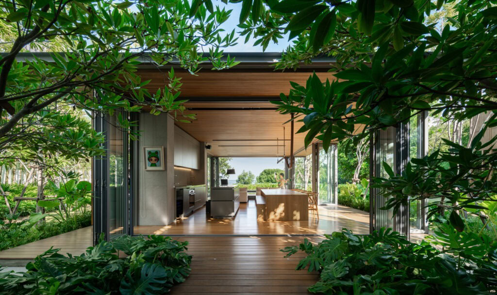 Nous concevons des jardins qui se fondent harmonieusement avec les espaces intérieurs. Nos aménagements paysagers intègrent ici une verdure abondante et des arbres stratégiquement placés pour maximiser l'entrée de lumière naturelle, créant ainsi une transition fluide entre l'intérieur et l'extérieur.