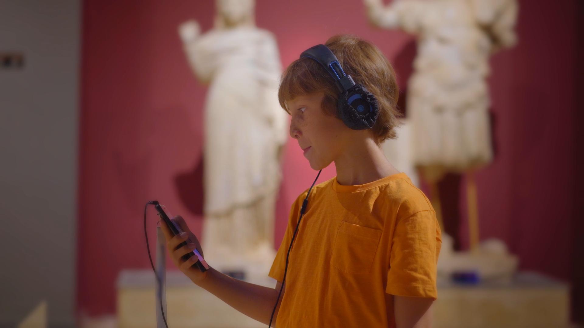 Visitatori che utilizzano audioguide personalizzate in un museo, ascoltando storie dettagliate sugli oggetti esposti.