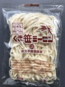 Een set van 20 zakken noedels geschreven in het Chinees op een zak rijstmeel udon noedels.