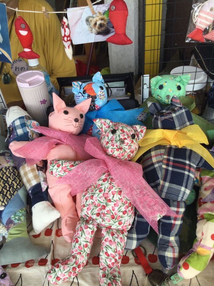 Op de markt zijn handgemaakte katten, vissen en knuffels te zien.