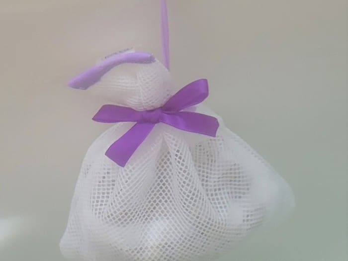 2 peças de 230g de cerâmica antibacteriana Clean U Super Ribbon para banho em × saco de malha branca. É feito de cerâmica + turmalina (prata, zinco, cobre, zeólita de magnésio, etc.).