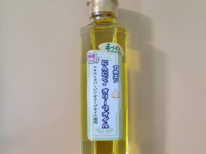 Set ng 3 × 150ml Ajoen Garlic Olive Oil, ang bawat bote ay naglalaman ng 150ml at inilalagay sa mesa.