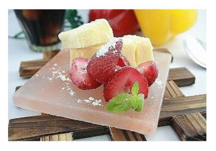 イチゴとドリンクが乗った食べられるヒマラヤ岩塩セット（お風呂用、食用、岩塩プレート）。