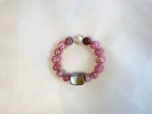 Vòng tay với hạt bạc với đá cuội than tự nhiên màu hồng và trắng, vòng tay tourmaline Inca Rose đá tự nhiên.