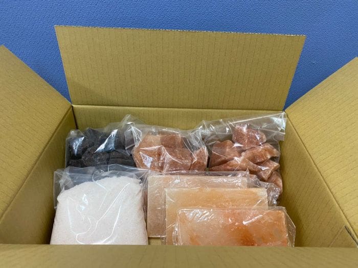 It is a box with different types of salt, such as Himalayan rock salt sets (bath, edible, rock salt plates).
