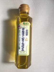 Ito ay isang hanay ng 3 bote ng 150 ml ng langis ng oliba sa isang puting ibabaw.
