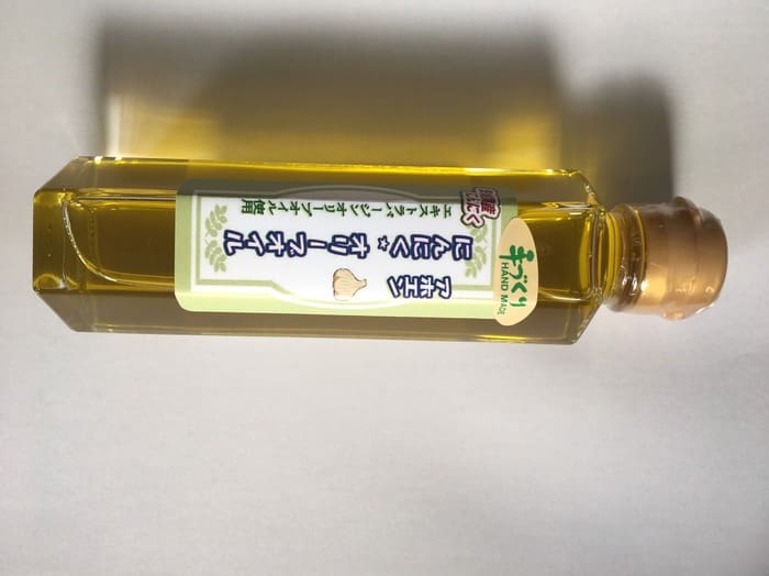 Ito ay isang hanay ng 3 bote ng 150 ml ng langis ng oliba sa isang puting ibabaw.