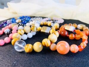 Nó là một chiếc vòng tay đá tự nhiên Inca Rose Tourmaline với đá bóng than, kết hợp các hạt có màu sắc khác nhau của đá tự nhiên và tourmaline hoa hồng Inca.