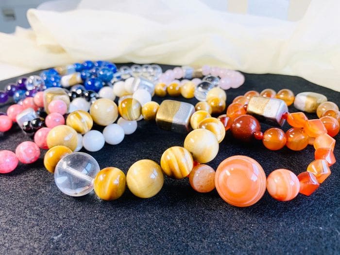 Nó là một chiếc vòng tay đá tự nhiên Inca Rose Tourmaline với đá bóng than, kết hợp các hạt có màu sắc khác nhau của đá tự nhiên và tourmaline hoa hồng Inca.