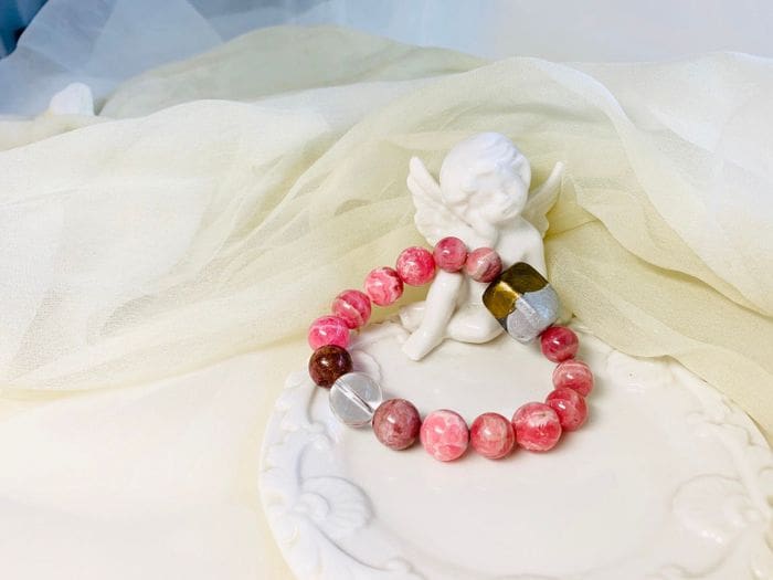 Natuurlijke Inca Rose Toermalijn Armband met Houtskoolsteen op Witte Plaat.
