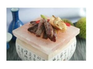 食用に適したヒマラヤ岩塩セット(お風呂用、食用、岩塩プレート)が入った白い箱。