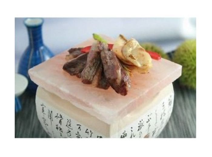 食用に適したヒマラヤ岩塩セット(お風呂用、食用、岩塩プレート)が入った白い箱。