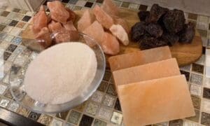 カウンターに置かれたヒマラヤ岩塩セット（お風呂用、食用、岩塩プレート）。