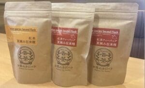 Trà đen Nhật Bản (bộ 3 túi) Giá chiến dịch tỉnh Kumamoto (đã bao gồm phí vận chuyển) 3 túi trên bàn.