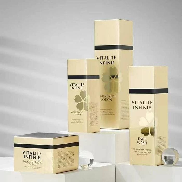 Vier huidverzorgingsproducten van Vitalite Infinie, waaronder gezichtsreiniger, gezichtslotion, gezichtsessence en gezichtscrème, worden weergegeven op een neutrale achtergrond. Deze nieuwe generatie 4-delige set voor ouder wordende huidverzorging is ontworpen om de huid te transformeren en te verjongen.