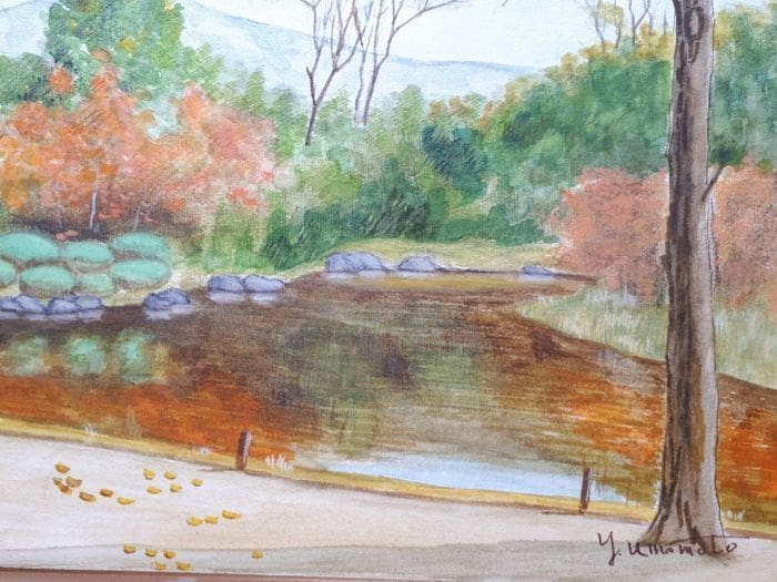 Het landschap van de herfst het schilderen door Yasuo Umemoto. Het stelt een rustige vijver voor, omringd door bomen met groene, oranje en gele herfstbladeren. Op de voorgrond is een pad met boomstammen en voetafdrukken subtiel weergegeven. Dit werk legt de serene schoonheid vast van het landschap, aquarel Nara Koto, gekleurd papier F6.