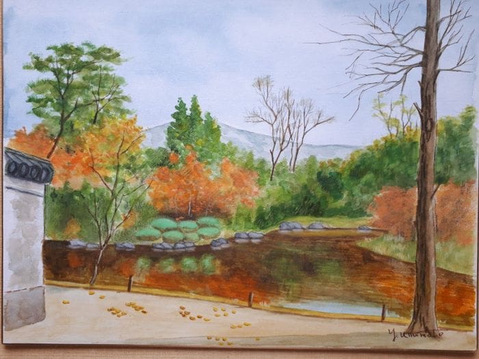 梅本保男の絵には、穏やかな川を囲む色とりどりの紅葉が広がる秋の風景が描かれています。左側の構造物には部分的に灰色の壁が見えます。この風景水彩画 色紙F6号では、木々や遠くの丘が背景にあり、奈良古都の時代を超越した美しさを捉えています。