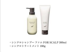 Imahe na nagpapakita ng dalawang bote ng mga produkto ng buhok pag aalaga na may label sa Japanese: 300ml Synchrono Electronic Water Shampoo para sa Anit at 180g Synchrono Paggamot, mainam para sa babae anit pag-aalaga.