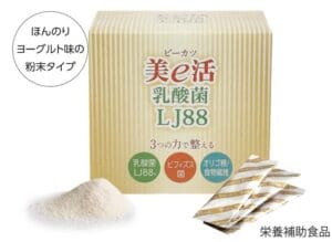 LJ88プロバイオティクスパウダーの箱と3袋が写っており、1袋の中身が注がれています。箱には日本語の文字とストライプのデザインが描かれ、美e活のロゴが目立つように表示されています。