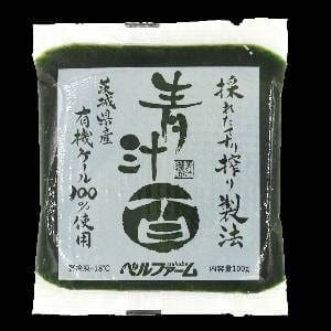 密封绿色液体的包装。 标签上写着日文，大概是用羽衣甘蓝制成的绿色果汁。 该产品似乎与食物有关。