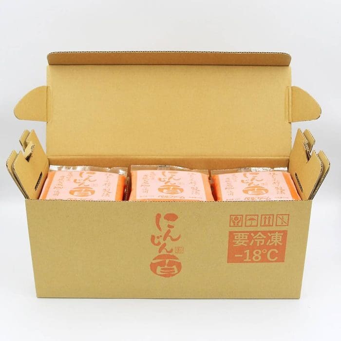 打開的紙板箱裡裝著三包貼有日本標籤的食品。 儲存溫度在包裝盒上標明為 -18°C。 這些商品似乎經過精心包裝，以確保最佳新鮮度和冷鏈維護，並清楚地標明瞭冷凍產品。