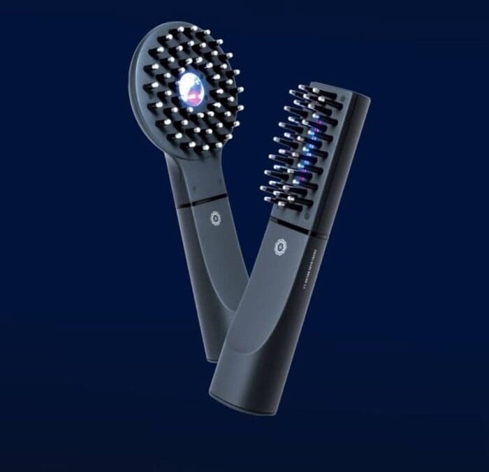 Two black hand-held hair tools "Denkibari Brush 2.0 + Body" are on display on a dark blue background. It has an innovative design with a circular head and the other with a rectangular head, which won the BODY AWARD 2022.