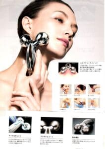 A person with his hair tied back is holding a metal spherical ReFa on his face. Below are close-up images of how the Esthetic Method tool is used on different parts of the body, as well as details that enhance the skin-beautifying effect.