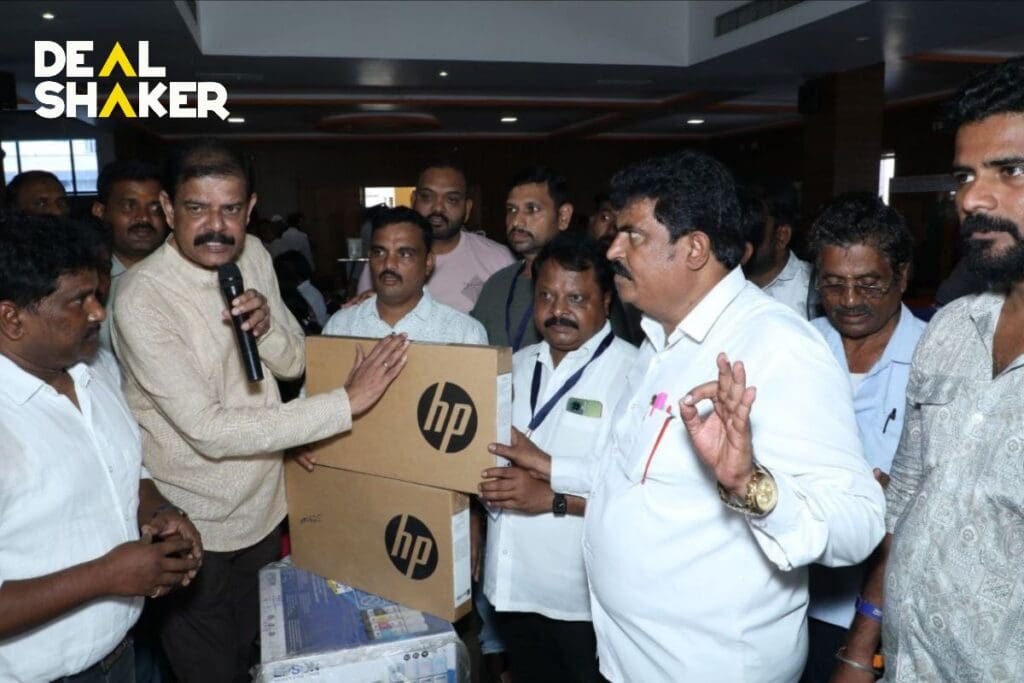 At the bustling DealShaker expo, a group of people stand around two boxed HP products. One of them speaks into the microphone and dazzles the crowd with exciting announcements.