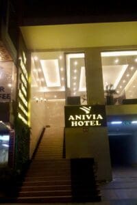 アニヴィア タム ダオ ホテルの入り口には照明付きの看板と、シャンデリアが飾られた明るいロビーへと続く階段があり、豪華な客室体験を約束する空間へとお客様を誘います。