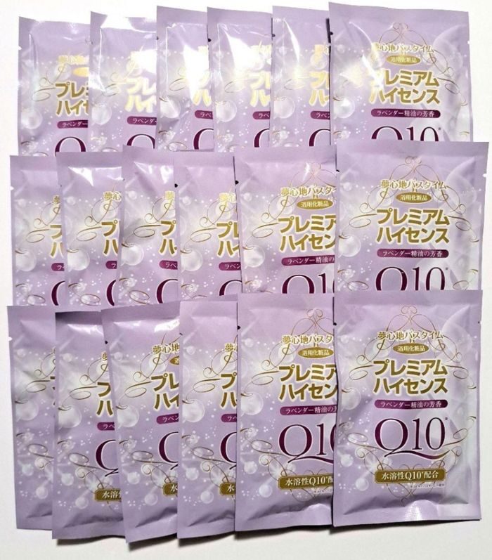 Mehrere Packungen Hautpflegeprodukte, die mit japanischen Buchstaben und Q10 gekennzeichnet sind, mit medizinischem Badesalz, das in einem Gitter auf einer ebenen Fläche angeordnet ist.