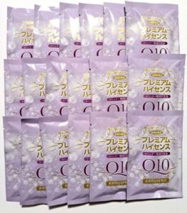 Mehrere Packungen Hautpflegeprodukte, die mit japanischen Buchstaben und Q10 gekennzeichnet sind, mit medizinischem Badesalz, das in einem Gitter auf einer ebenen Fläche angeordnet ist.