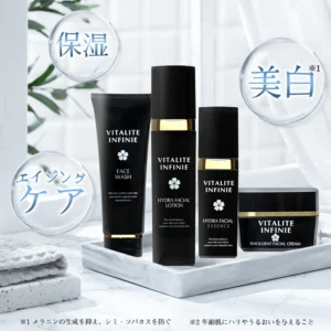 Нове покоління набору для догляду за шкірою Vitalite Infini Aging Skincare Set, до якого входять засіб для вмивання, тонік, сироватка та пом'якшувальний крем, зі смаком розкладено на підносі в добре освітленому приміщенні.