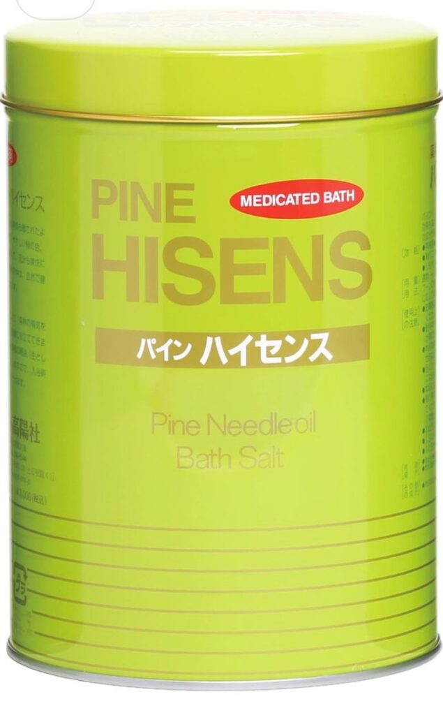 Op de felgroene container met het label "Pine Hisense Medicinal Bath" staan de woorden "Pine Needle Bath Salts" geschreven in het Engels en Japans. Dit Pine Hisense Medicated Bath Salt 2,1 kg blik belooft u elke keer dat u het gebruikt een energieke ervaring.