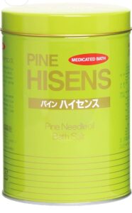 Op de felgroene container met het label "Pine Hisense Medicinal Bath" staan de woorden "Pine Needle Bath Salts" geschreven in het Engels en Japans. Dit Pine Hisense Medicated Bath Salt 2,1 kg blik belooft u elke keer dat u het gebruikt een energieke ervaring.