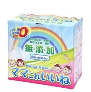 The laundry detergent box made in Japan has a colorful design with a rainbow, the faces of cheerful children, and the reassuring words "Mommy is good." It is a 1kg type product that is fun and efficient for daily washing.