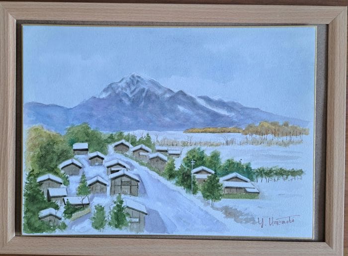 Landschapsaquarel ingelijst met sneeuw bedekt dorp met verschillende huizen tegen de achtergrond van bergen en bomen onder bewolkte hemel. Het idyllische winterlandschap doet je misschien denken aan de serene schoonheid van Mt. Kai Komagatake en de boswegen van Kai.