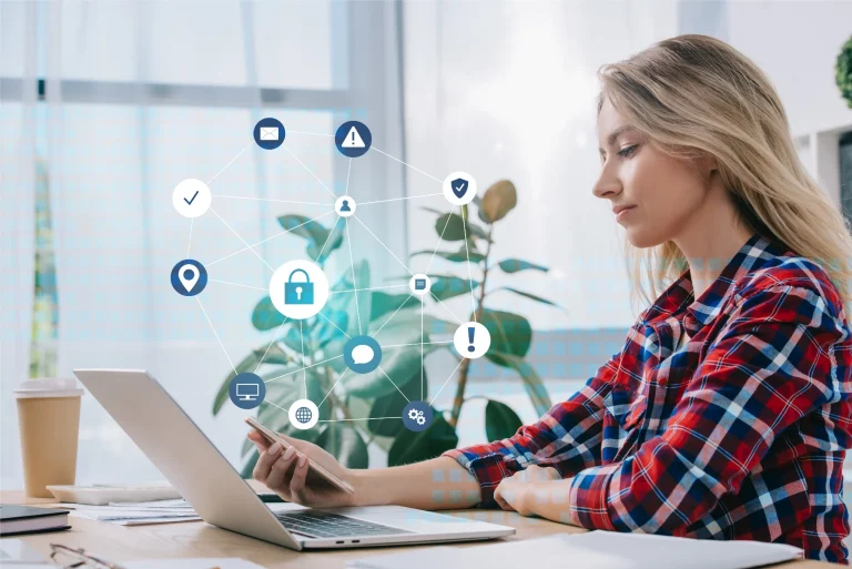 Vrouw werkt op laptop met e-mailmarketing- en automatiseringsicoontjes, symbool voor GetResponse-functionaliteiten.