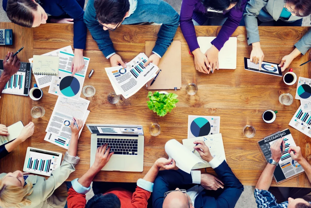 Marketingteam analyseert data en strategieën voor e-mailcampagnes met GetResponse.