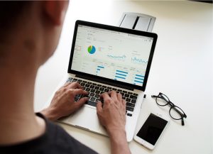 Man gebruikt Google Analytics op laptop om websiteverkeer en conversies te analyseren en inzichten te genereren.