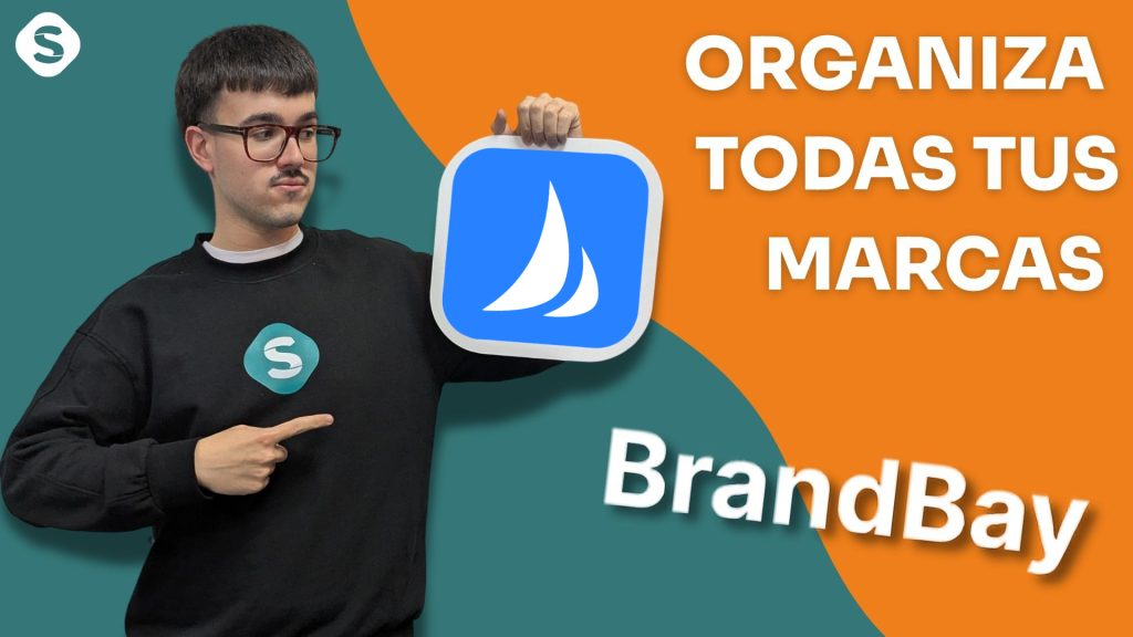 Persona señalando el logo de Brandbay con fondo verde y naranja