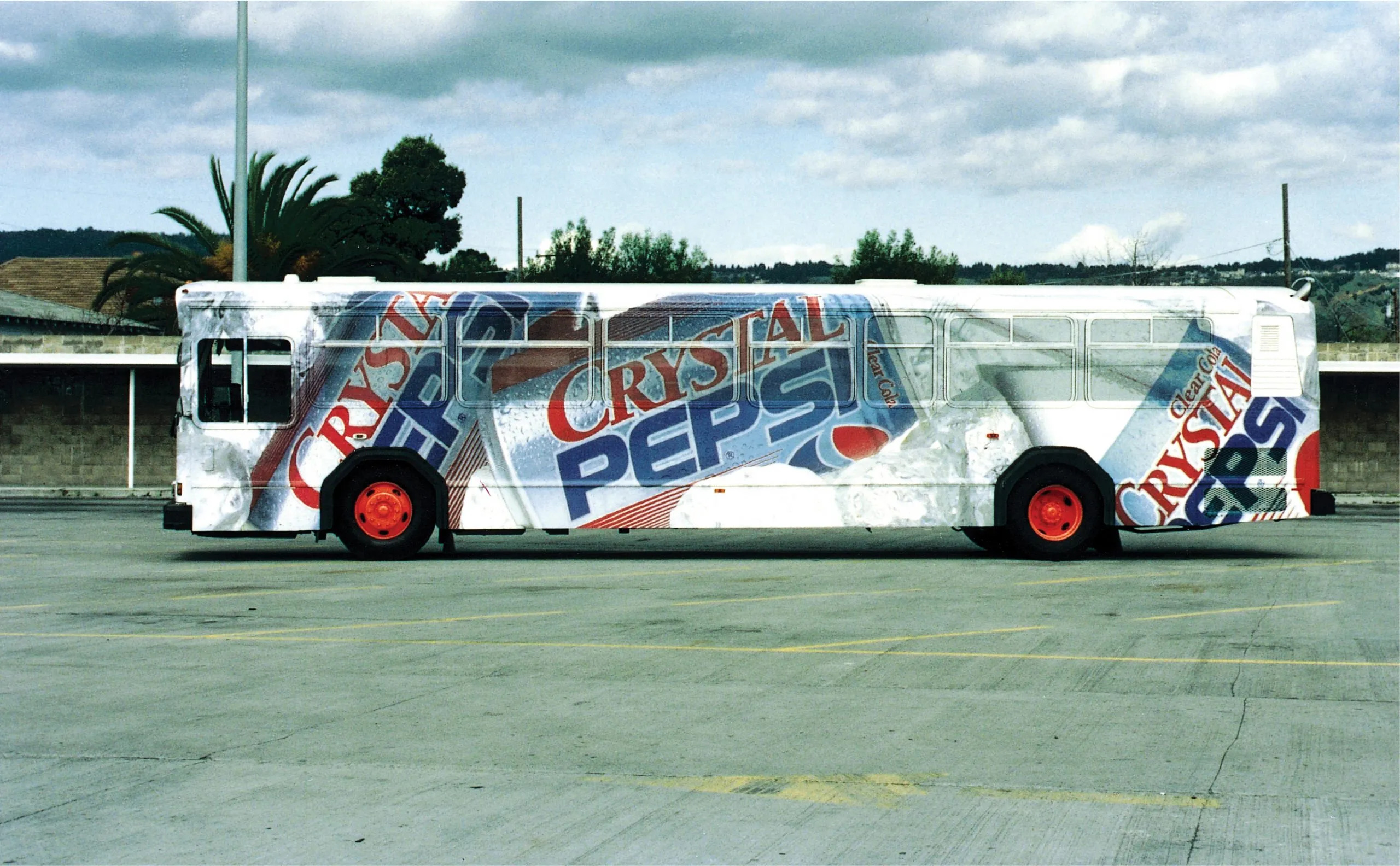 Autobús completamente rotulado con vinilo por PepsiCo en 1993, pionero en publicidad móvil.