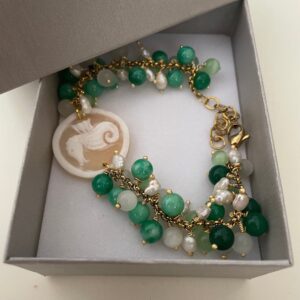 Bracciale Cammeo, Bracciale pietre dure, perle di fiume, pietre verdi, cammeo autentico di conchiglia. regalo ragazza.