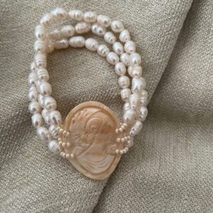 Bracciale Cammeo, Bracciale elastico, 3 fili di perle di fiume, cammeo autentico di conchiglia sardonica. regalo sposa.
