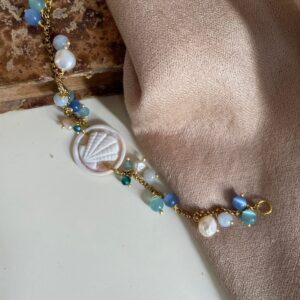 Bracciale Cammeo, Bracciale composito, perle fiume, pietre dure azzurre, cammeo conchiglia. regalo ragazza.
