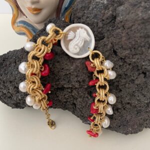 Bracciale Cammeo, Bracciale con catena maglia larga, cammeo autentico di conchiglia, perle di fiume e chips di corallo.