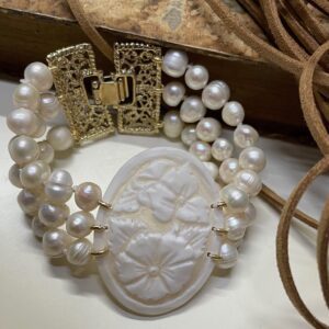 Bracciale Cammeo, tre fili perle naturali, chiusura filigrana, Cammeo autentico conchiglia, bracciale sposa, regalo per lei.