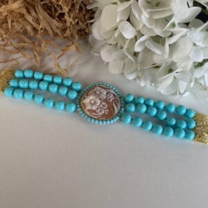 Bracciale Cammeo, tre fili perle turchesi, chiusura filigranata oro, Cammeo centrale di conchiglia di Torre del Greco, regalo per lei.