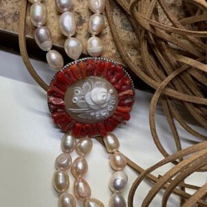Bracciale Cammeo autentico di conchiglia, tre fili perle, chiusura filigranata, corallo trapanese, bracciale sposa, regalo per lei.