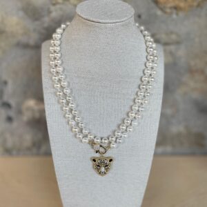 Collana lunga di perle, filo di perle Maiorca annodate a mano, chiusura gioiello, pendente Testa di Leone con zirconi, doppio filo.)