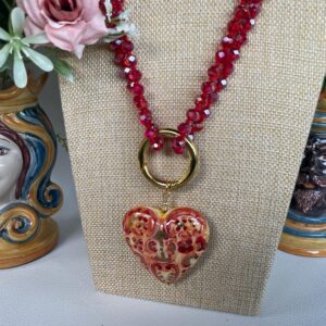 Collana lunghissima, collana annodata a mano con perle di cristallo rosse, grande ciondolo di Ceramica a forma di Cuore paffuto. &